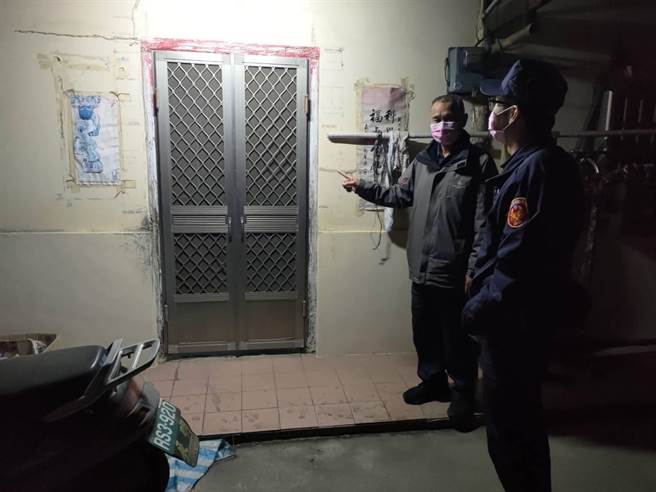 嘉义县新港乡1名陈姓老翁因病离世，身后留下双眼失明的髮妻，幸好民雄分局新港联合所所长徐孟辉、警员洪崇珉找到老翁养女，才顺利完成后事。（民雄分局提供∕吕妍庭嘉义传真）