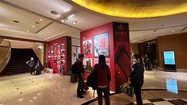 今天不少老顾客特地前来高雄国宾饭店拍照取景留念。（柯宗纬摄）