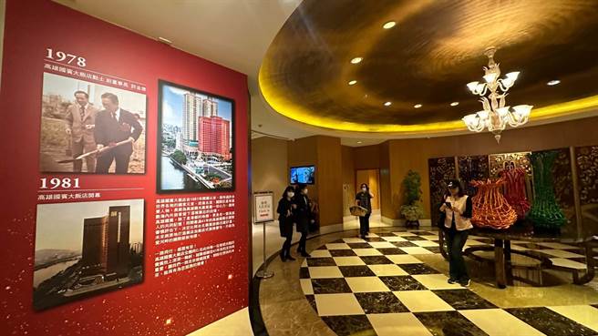 今天不少老顾客特地前来高雄国宾饭店拍照取景留念。（柯宗纬摄）