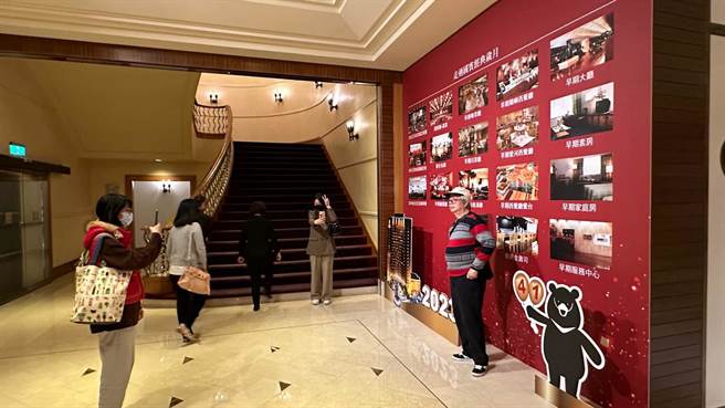 今天不少老顾客特地前来高雄国宾饭店拍照取景留念。（柯宗纬摄）