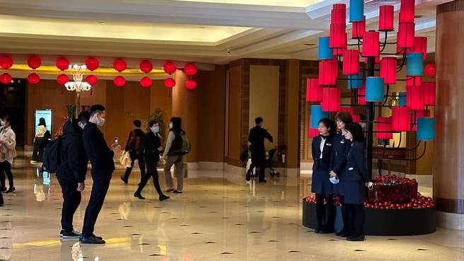 员工忙着拍毕业照。（柯宗纬摄）