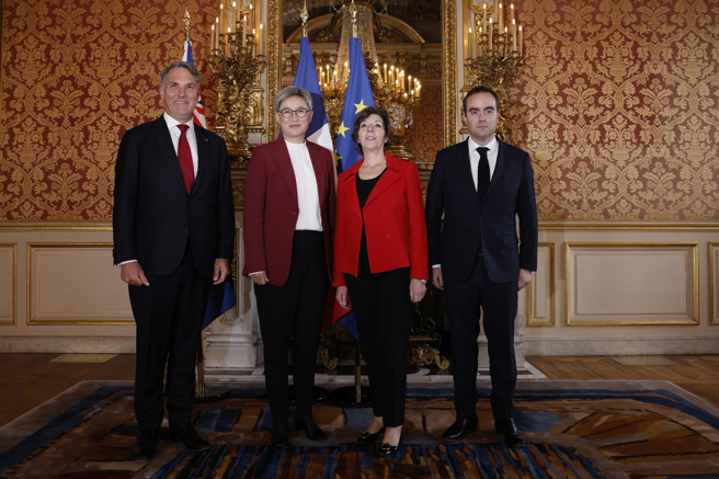 法国国防部长勒克努（右）与外交部长柯隆纳30日在巴黎会晤澳洲防长马勒斯（左）及外长黄英贤（左二），宣布将联手为乌克兰生产155毫米口径炮弹。（图／美联社）