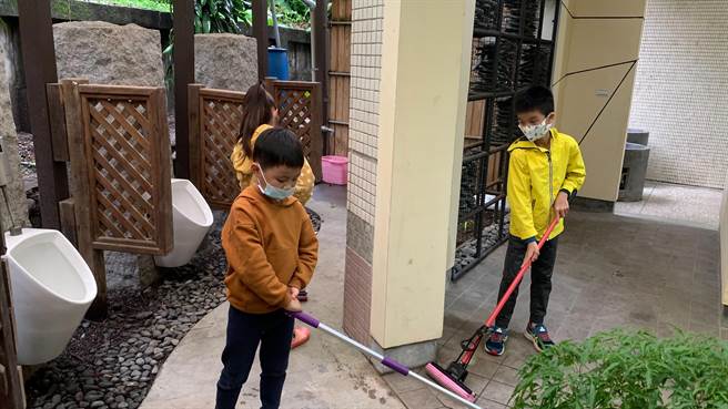 宜兰县岳明国中小厕所强调校园与周围环境共构，引入自然光线、打造光与影流动之美，彷佛置身美丽画作中。（宜兰县政府教育处提供／吴佩蓉宜兰传真）