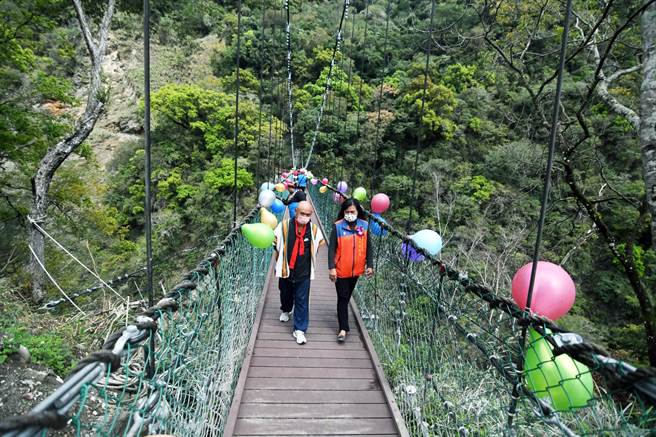 天龍吊橋去年11月開通，2月1日起又要封橋。（莊哲權攝）