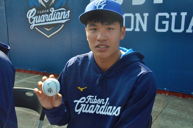 富邦悍將投手黃保羅今年改穿0號，希望自己歸零，吸取更多經驗。（毛琬婷攝）