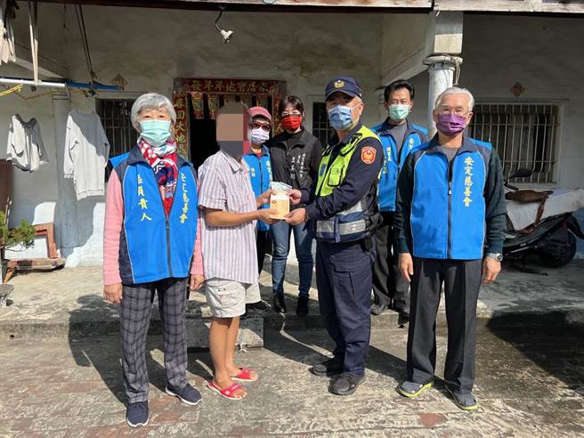 安定分駐所所長莊佳譽（右二）31日與安定慈善會、當地里長等前往關心，並致贈慰問金予以協助。（警方提供／張毓翎台南傳真）