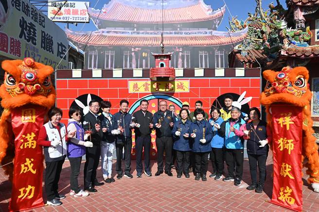苗栗县长锺东锦等人为活动宣传。（李京升摄）