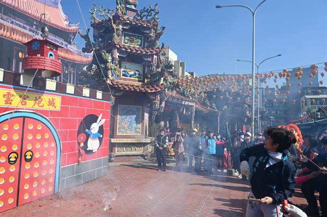 现场来宾小试身手。（李京升摄）