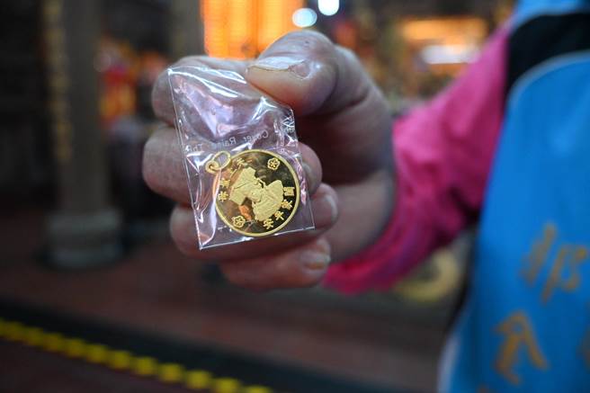 成功「攻炮城」的民眾可拿到价值7千元的小金币。（李京升摄）