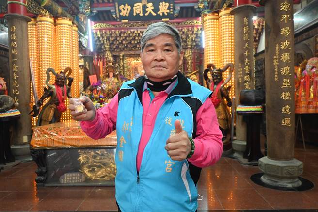 慈云宫主委郭金国邀请民眾来参与。（李京升摄）