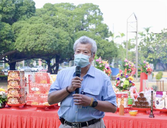 中钢董座翁朝栋今（31）日率领员工举行新春开泰祈福典礼，翁朝栋指出，中钢适度调涨今年2月盘价，钢市U型復甦成型，可望脱离谷底。（柯宗纬翻摄）