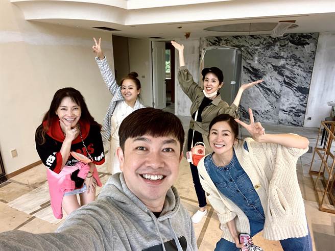 李明川（前）购入新房后，甄莉（后排左起）、何嘉文、阿诺、张棋惠等好友都到场监工。（帽笔生花工作室提供）