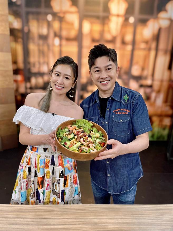 李明川（右）上张棋惠的《乐来乐好吃》节目秀厨艺。帽笔生花工作室