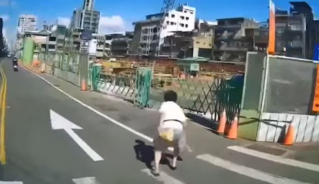 桃园分局回应，此事发生在去年11月，警方到场确认货车司机未礼让行人，当时已开罚2千元，此外警方已将未礼让行人列为重点取缔项目。（翻摄自YouTube频道「TikTokまとめ登録者1万目标」）