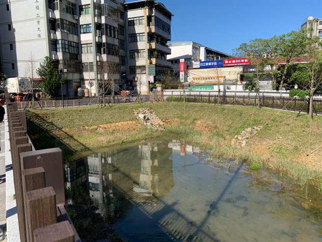 图为新店宝高园区户外滞洪池出流管制设施。（新北市水利局提供）