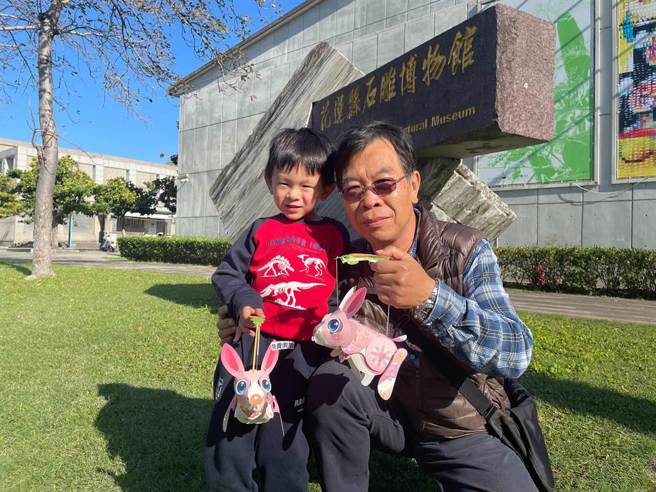 花莲县文化局今年推出专属兔年的小提灯「心花兔FUN」，民眾即起至元宵节前，到指定馆舍按讚打卡并拍照上传即可索取，数量有限，每人限领1个。（花莲县文化局提供／罗亦晽花莲传真）