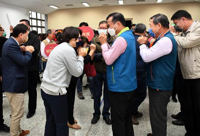 台东县政府今天举行新春团拜，活力满满 迎接兔年开春。（庄哲权摄）