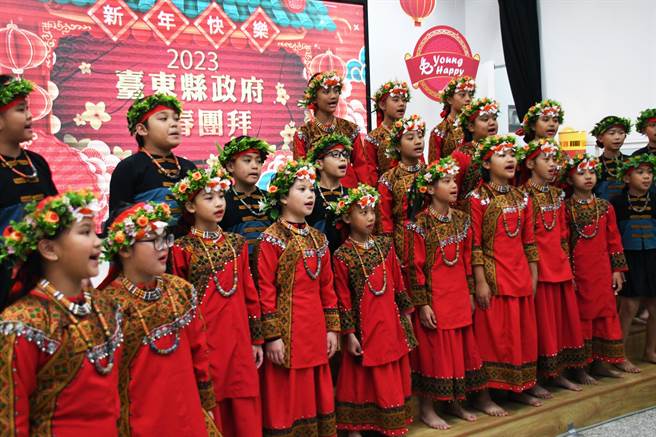 台东县政府今天举行新春团拜，活力满满 迎接兔年开春。（庄哲权摄）