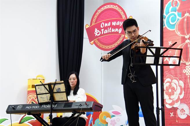 台东县政府今天举行新春团拜，活力满满 迎接兔年开春。（庄哲权摄）