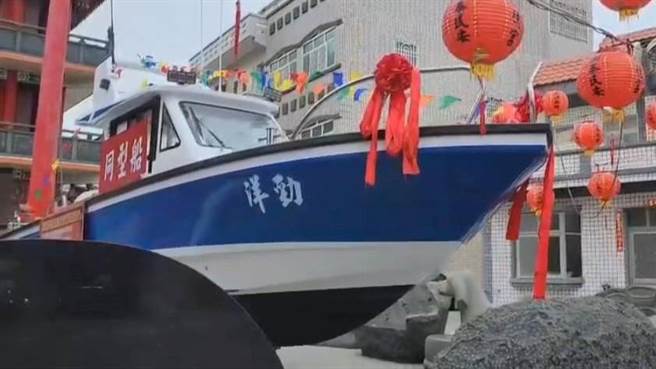 白沙赤崁龙德宫最为豪迈，庙方准备了一艘28呎的中型游艇当作首奖，还有6部125c.c机车、6部iPhone14苹果手机。（张茂雄摄）