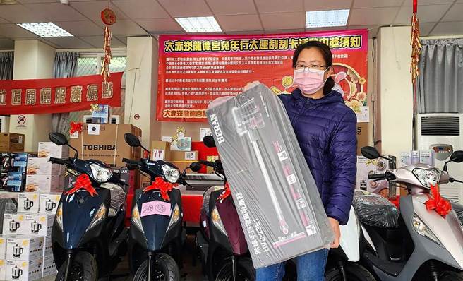 许多澎湖乡亲已经抽中机车、手机，提前欢庆新年，庙方准备三万张刮刮券，在马公也另外设立3处购买点，完全不输大乐透的买气。（张茂雄摄）