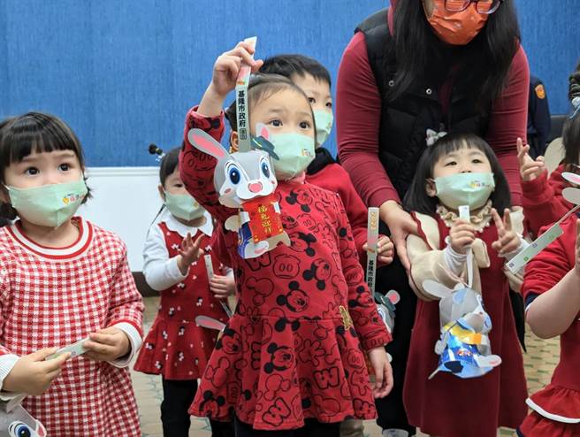 基隆市政府推出兔年元宵提灯，送给全市公立幼儿园的小朋友们，祝愿孩子们都平安、健康成长。（张志康摄）