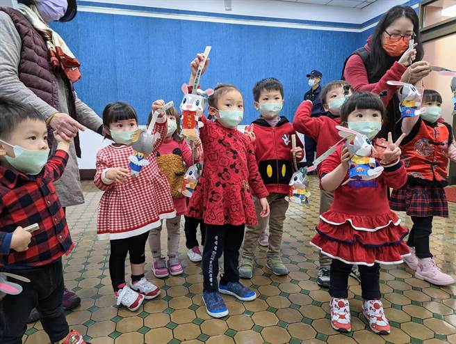 基隆市政府推出兔年元宵提灯，送给全市公立幼儿园的小朋友们，祝愿孩子们都平安、健康成长。（张志康摄）