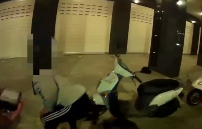 陈男将毒品丢进水沟盖中。（翻摄照片／高雄洪靖宜传真）