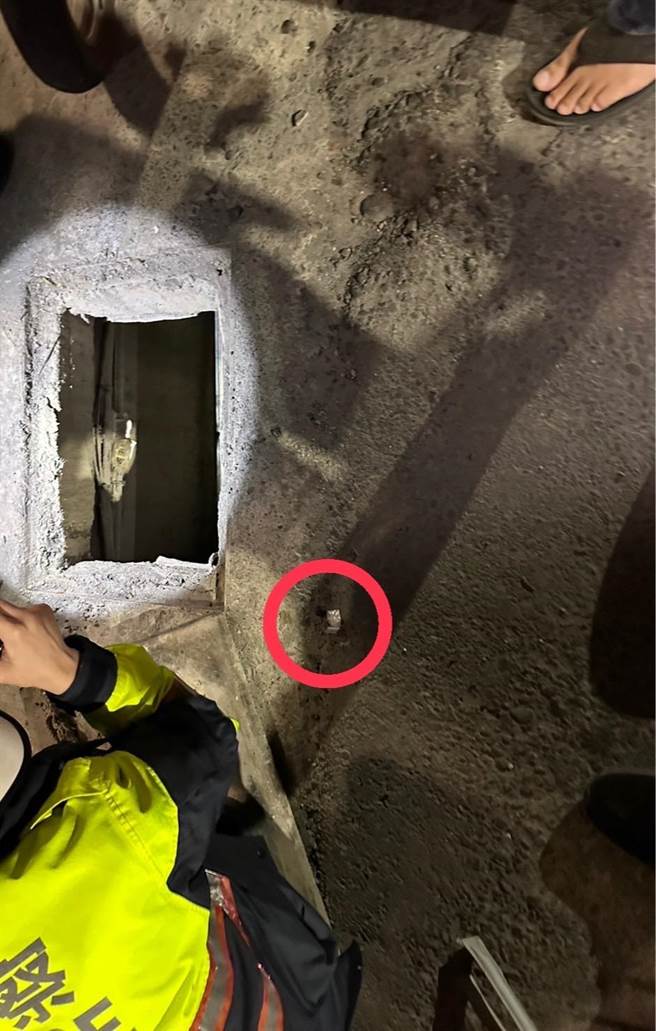 陈男将毒品丢进水沟盖中。（翻摄照片／高雄洪靖宜传真）