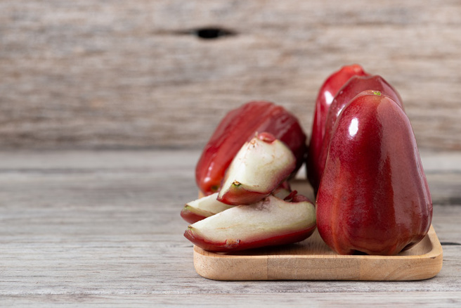 内科医师傅裕翔指出，莲雾不但能控制血糖，还有改善便秘、帮助减肥、利尿排毒等好处。(示意图/达志影像)