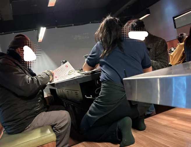 新竹一名女网友去吃烧肉，见到隔壁桌来了一对老夫妻，对用餐方式很陌生，也不会线上点餐。(翻摄自「新竹人大小事」FB)