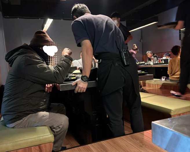 老人家不会烤，店员看到马上主动帮忙。(翻摄自「新竹人大小事」FB)