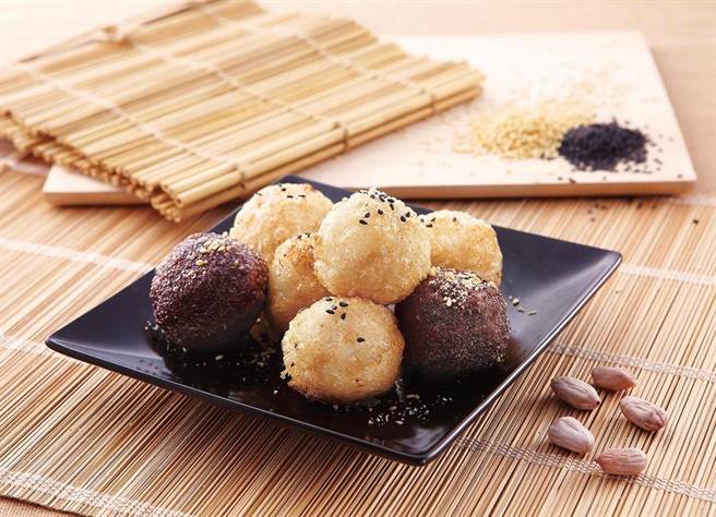 新东阳推外酥内软「炸元宵」以及兔年提灯增添过节氛围。（新东阳提供）