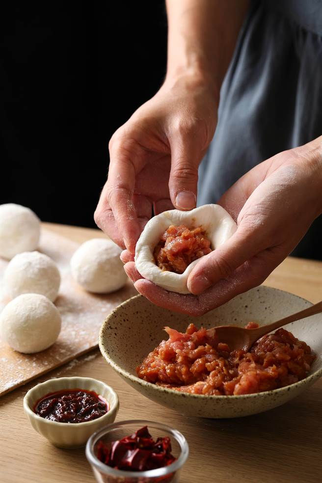老妈拌麵「椒麻鲜肉纯手工咸汤圆」香辣滋味诱人口水。（老妈拌麵提供）