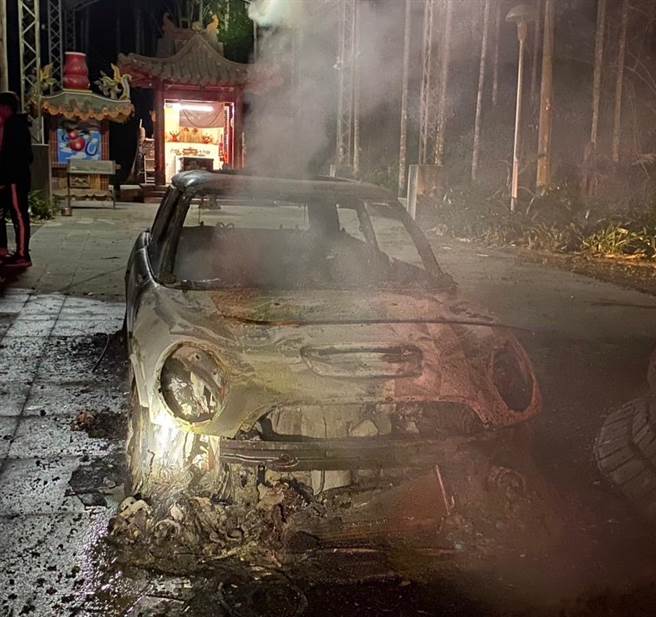 Mini Cooper停放日月潭有应公庙广场时火烧车，扑灭火势车内驾驶座有一具焦尸。（南投县消防局提供／杨静茹南投传真）