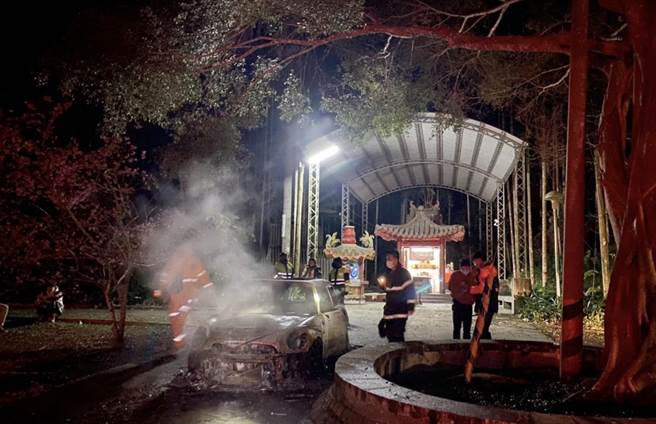 4名男大学生31日骑机车夜游日月潭，发现有应公庙广场，发现1辆欧系Mini Cooper火烧车。（南投县消防局提供／杨静茹南投传真）