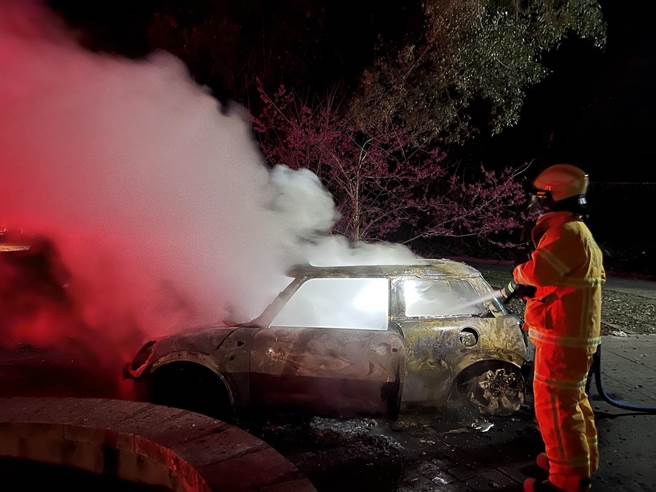 Mini  Cooper的车籍位于云林县，车主是游姓男子，死者身份及死因待厘清。（南投县消防局提供／杨静茹南投传真）