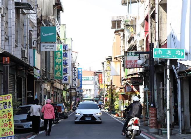 潮州建基老街不敌时代变迁逐渐没落成「汽机车行驶而过的一条街」，为此，镇公所有意透过公民审议计画，将将老街例行性封街办活动，带游客徒步看见老街之美。（谢佳潾摄）