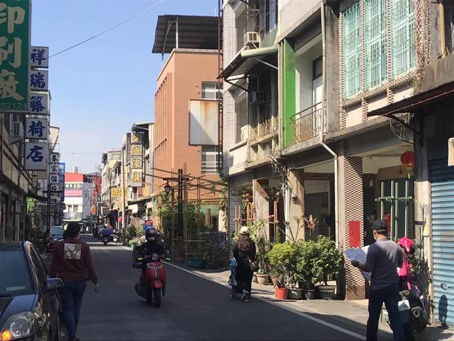 潮州建基老街不敌时代变迁逐渐没落成「汽机车行驶而过的一条街」，为此，镇公所有意透过公民审议计画，将将老街例行性封街办活动，带游客徒步看见老街之美。（谢佳潾摄）