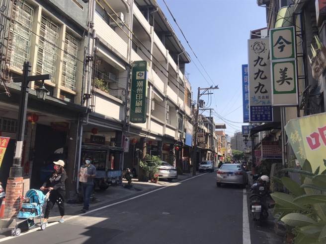 潮州建基老街不敌时代变迁逐渐没落成「汽机车行驶而过的一条街」，为此，镇公所有意透过公民审议计画，将将老街例行性封街办活动，带游客徒步看见老街之美。（谢佳潾摄）