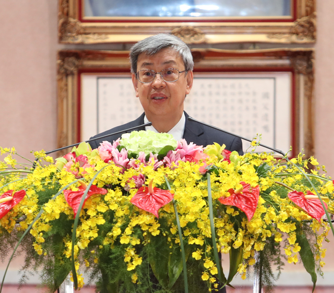 行政院联合交接典礼31日在行政院大礼堂举行，新任行政院长陈建仁上台致词。（刘宗龙摄）