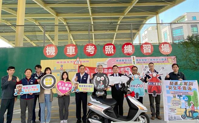 嘉义女中获嘉义区监理所捐赠1辆退役机车供学生练习使用。（嘉义女中提供∕吕妍庭嘉义传真）