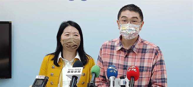 基隆市长谢国梁（右）延揽原新北市教育局特教科长刘美兰（左）担任基隆市教育处长。（张志康摄）