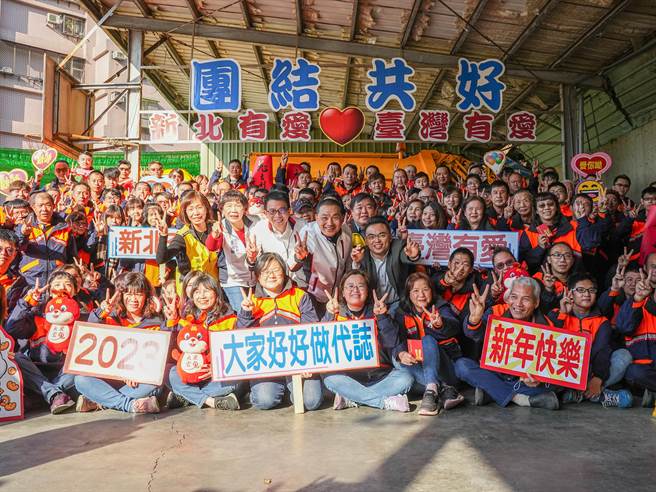 为感谢清洁队员在春节期间加班收运及维护环境的辛劳，新北市长侯友宜今(31)日特别来到泰山区清洁队，亲自致赠兔年吉祥福袋及象徵大吉大利的橘子，慰劳终年辛苦的清洁队。(黄敬文摄)