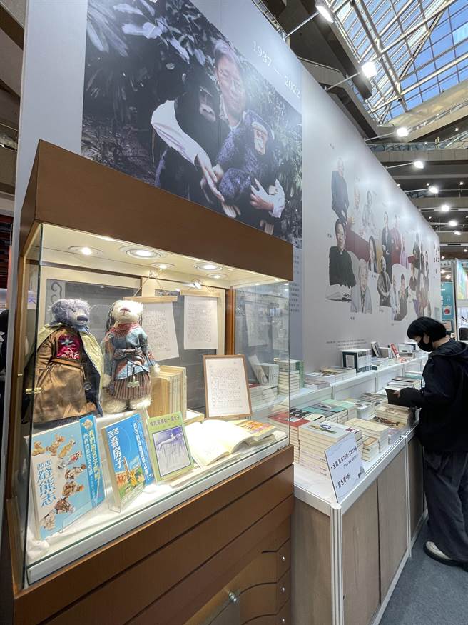 文学书区设置有作家照片墙，另有香港作家西西特展。（李怡芸摄）