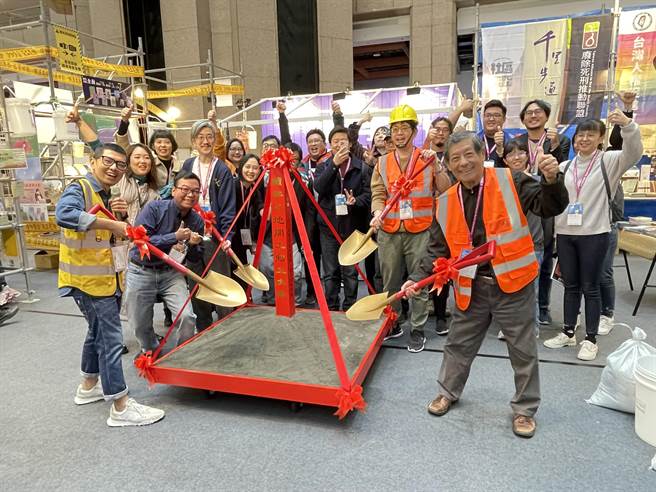 「读字工地」还原台湾工地景色，也以动土仪式象徵气象一新。（李怡芸摄）