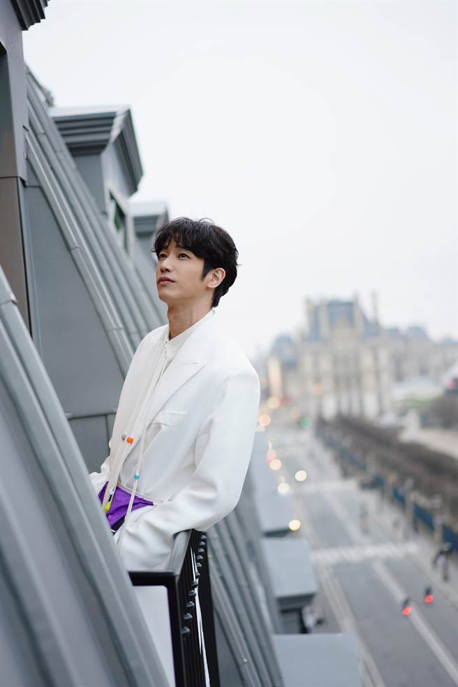 刘以豪帅气出席巴黎时装周。（刘以豪工作室提供）