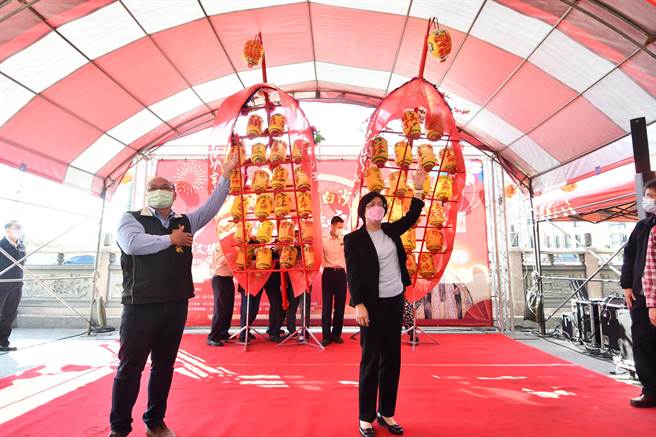  王惠美说，文德宫有全国唯一官封，头戴乌纱帽的福德老爷，欢迎全国乡亲一起到花坛体验百年灯排，充满民俗味的元宵节。(吴建辉摄)