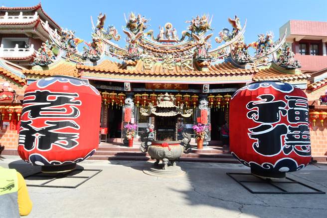 文德宫的土地公，也是全国唯一官封戴官帽的土地公，不仅可以求财，还可以祈求功名、步步高升，过去迎灯排活动是当地居民最重要的年度盛事之一。(吴建辉摄)