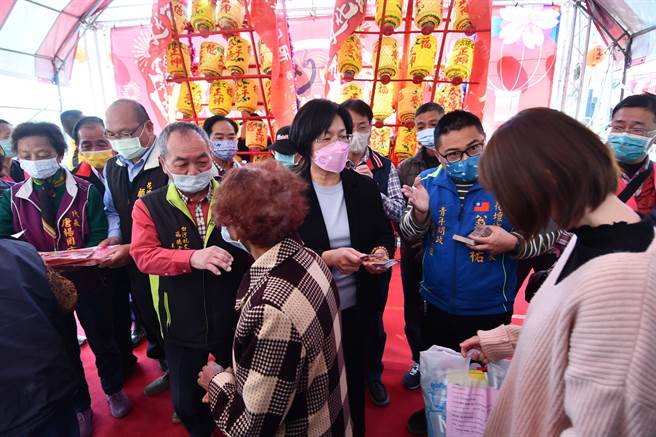 王惠美也在文德宫前发小福袋，与民眾分享。(吴建辉摄)